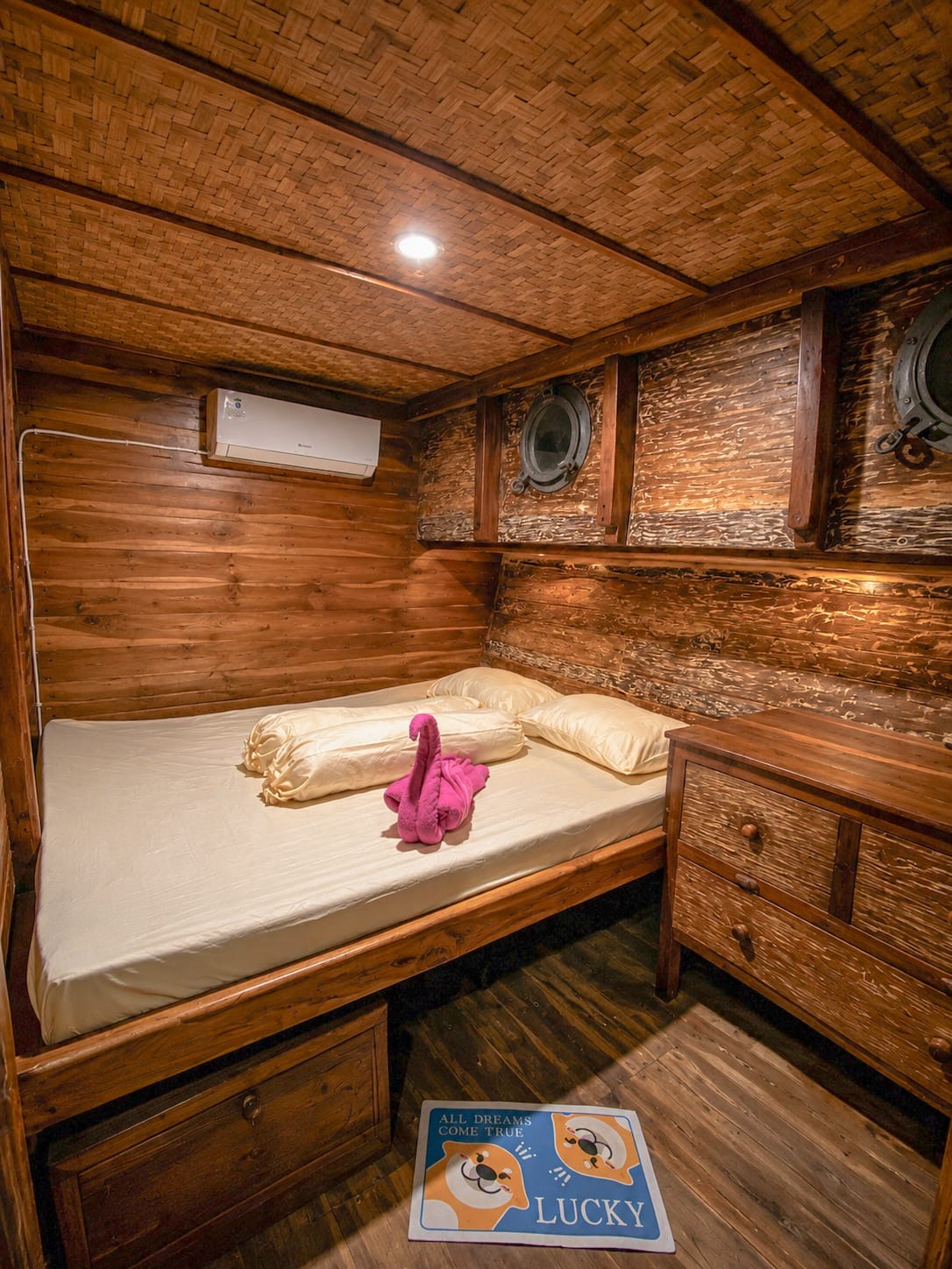 Sabbar air-conditioned queen cabin