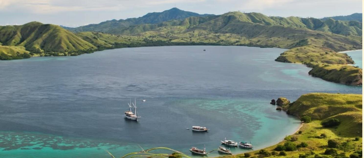 A turquoise bay among the Komodo islands